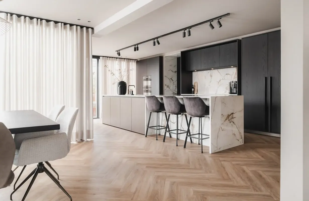 Vloer pvc therdex licht vierkant keuken houtlook visgraat 1230x800